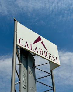 Insegna della nostra azienda specializzata in design per interni a Taranto con un team di architetti professionisti